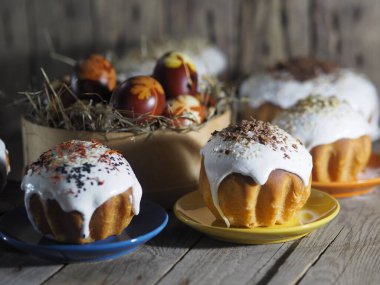 Paskalya. Evde paskalya pastası pişiriyorum. Eski ahşap bir arka planda doğal serpintiler ve renkli yumurtalarla Paskalya pişirme.