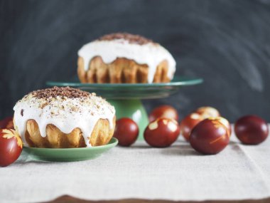 Paskalya. Geleneksel Paskalya pastaları ve doğal bir masa örtüsü üzerine soyulmuş soğan yumurtaları. Ahşap antik arka plan. Tatili kutluyoruz. Doğal malzemelerle serpiştirilmiş..