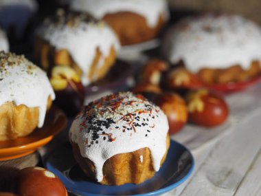 Paskalya. Geleneksel Paskalya pastaları, doğal bir masa örtüsü üzerine boyanmış soğan kabuğu yumurtaları. Gece karanlığı. Doğal malzemelerle serpiştirilmiş. Ahşap antik arka plan. Tatili kutluyoruz..