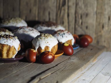 Paskalya. Geleneksel Paskalya pastaları, doğal bir masa örtüsü üzerine boyanmış soğan kabuğu yumurtaları. Gece karanlığı. Doğal malzemelerle serpiştirilmiş. Ahşap antik arka plan. Tatili kutluyoruz..