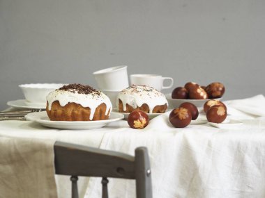Paskalya yumurtalarını taze yaprak izleriyle boyanmış soğan kabuklarıyla boyadık. Kumaş bir arka planda. Paskalya Pazar 'ında çay içerek buluşuyoruz..
