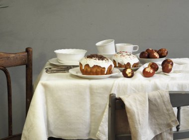 Paskalya yumurtalarını taze yaprak izleriyle boyanmış soğan kabuklarıyla boyadık. Kumaş bir arka planda. Paskalya Pazar 'ında çay içerek buluşuyoruz..