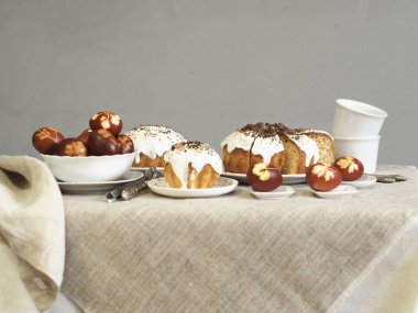 Paskalya yumurtalarını taze yaprak izleriyle boyanmış soğan kabuklarıyla boyadık. Kumaş bir arka planda. Paskalya Pazar 'ında çay içerek buluşuyoruz..