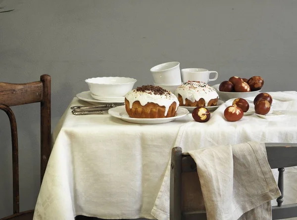 Paskalya yumurtalarını taze yaprak izleriyle boyanmış soğan kabuklarıyla boyadık. Kumaş bir arka planda. Paskalya Pazar 'ında çay içerek buluşuyoruz..