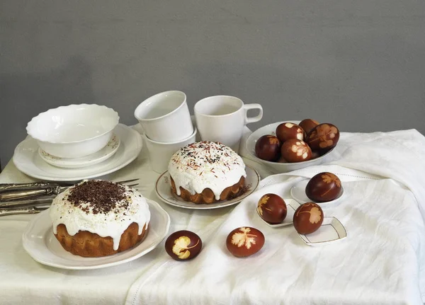 Paskalya yumurtalarını taze yaprak izleriyle boyanmış soğan kabuklarıyla boyadık. Kumaş bir arka planda. Paskalya Pazar 'ında çay içerek buluşuyoruz..