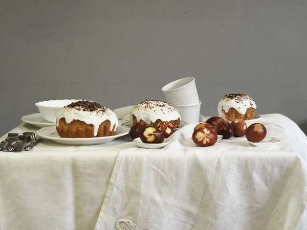 Paskalya yumurtalarını taze yaprak izleriyle boyanmış soğan kabuklarıyla boyadık. Kumaş bir arka planda. Paskalya Pazar 'ında çay içerek buluşuyoruz..