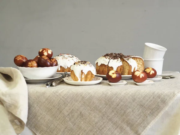 Paskalya yumurtalarını taze yaprak izleriyle boyanmış soğan kabuklarıyla boyadık. Kumaş bir arka planda. Paskalya Pazar 'ında çay içerek buluşuyoruz..