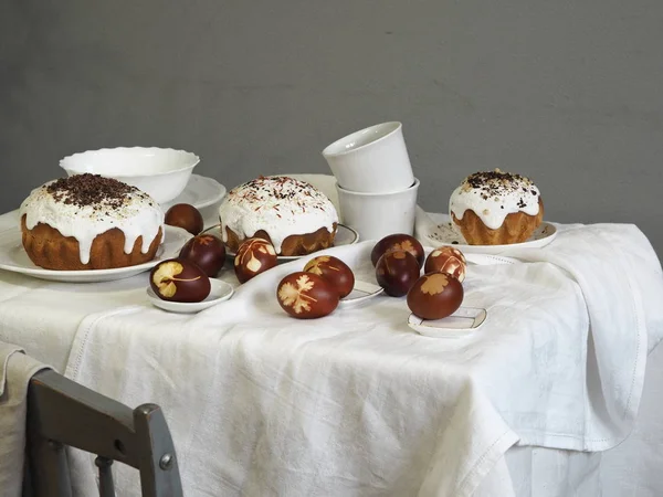 Paskalya yumurtalarını taze yaprak izleriyle boyanmış soğan kabuklarıyla boyadık. Kumaş bir arka planda. Paskalya Pazar 'ında çay içerek buluşuyoruz..
