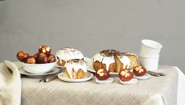 Paskalya yumurtalarını taze yaprak izleriyle boyanmış soğan kabuklarıyla boyadık. Kumaş bir arka planda. Paskalya Pazar 'ında çay içerek buluşuyoruz..