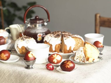 Paskalya yumurtalarını taze yaprak izleriyle boyanmış soğan kabuklarıyla boyadık. Kumaş bir arka planda. Paskalya Pazar 'ında çay içerek buluşuyoruz..