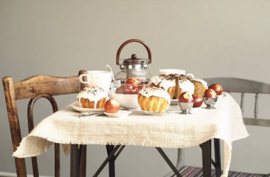 Paskalya yumurtalarını taze yaprak izleriyle boyanmış soğan kabuklarıyla boyadık. Kumaş bir arka planda. Paskalya Pazar 'ında çay içerek buluşuyoruz..