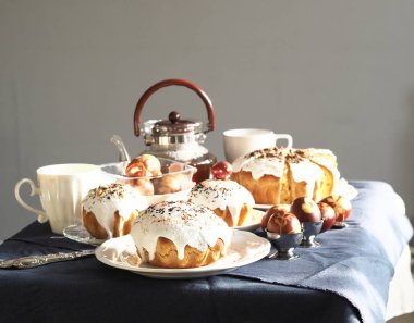 Paskalya yumurtalarını taze yaprak izleriyle boyanmış soğan kabuklarıyla boyadık. Kumaş bir arka planda. Paskalya Pazar 'ında çay içerek buluşuyoruz..