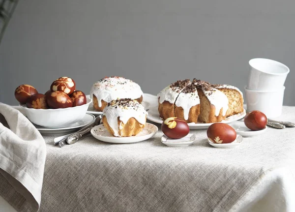 Paskalya yumurtalarını taze yaprak izleriyle boyanmış soğan kabuklarıyla boyadık. Kumaş bir arka planda. Paskalya Pazar 'ında çay içerek buluşuyoruz..