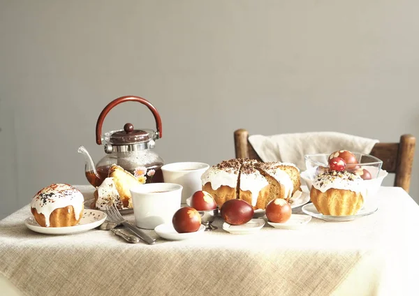 Easter baking with Easter eggs dyed with onion husks with imprints of fresh leaves, on a fabric canvas background. We meet Easter Sunday, tea drinking. — Stock Photo, Image