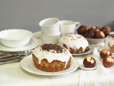 Paskalya yumurtalarını taze yaprak izleriyle boyanmış soğan kabuklarıyla boyadık. Kumaş bir arka planda. Paskalya Pazar 'ında çay içerek buluşuyoruz..