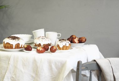 Paskalya yumurtalarını taze yaprak izleriyle boyanmış soğan kabuklarıyla boyadık. Kumaş bir arka planda. Paskalya Pazar 'ında çay içerek buluşuyoruz..