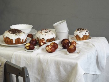 Paskalya yumurtalarını taze yaprak izleriyle boyanmış soğan kabuklarıyla boyadık. Kumaş bir arka planda. Paskalya Pazar 'ında çay içerek buluşuyoruz..