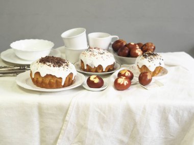 Paskalya yumurtalarını taze yaprak izleriyle boyanmış soğan kabuklarıyla boyadık. Kumaş bir arka planda. Paskalya Pazar 'ında çay içerek buluşuyoruz..