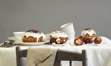 Paskalya yumurtalarını taze yaprak izleriyle boyanmış soğan kabuklarıyla boyadık. Kumaş bir arka planda. Paskalya Pazar 'ında çay içerek buluşuyoruz..