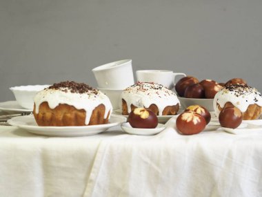 Paskalya yumurtalarını taze yaprak izleriyle boyanmış soğan kabuklarıyla boyadık. Kumaş bir arka planda. Paskalya Pazar 'ında çay içerek buluşuyoruz..