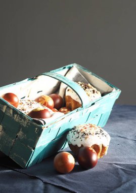 Paskalya yumurtaları ve soğan kabuklarıyla boyanmış doğal sarmaşık sepetinde taze yaprak izleri. Paskalya Pazarı 'nda.