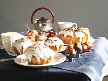 Paskalya yumurtalarını taze yaprak izleriyle boyanmış soğan kabuklarıyla boyadık. Kumaş bir arka planda. Paskalya Pazar 'ında çay içerek buluşuyoruz..