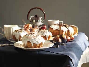 Paskalya yumurtalarını taze yaprak izleriyle boyanmış soğan kabuklarıyla boyadık. Kumaş bir arka planda. Paskalya Pazar 'ında çay içerek buluşuyoruz..
