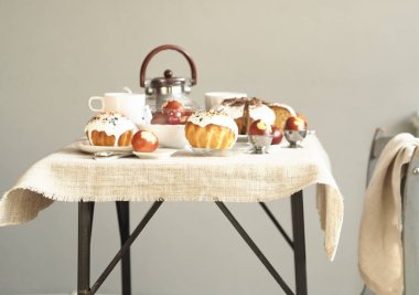 Paskalya yumurtalarını taze yaprak izleriyle boyanmış soğan kabuklarıyla boyadık. Kumaş bir arka planda. Paskalya Pazar 'ında çay içerek buluşuyoruz..