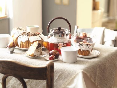 Paskalya yumurtalarını taze yaprak izleriyle boyanmış soğan kabuklarıyla boyadık. Kumaş bir arka planda. Paskalya Pazar 'ında çay içerek buluşuyoruz..