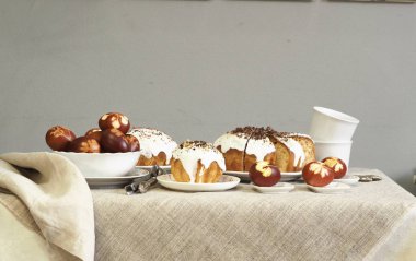 Paskalya yumurtalarını taze yaprak izleriyle boyanmış soğan kabuklarıyla boyadık. Kumaş bir arka planda. Paskalya Pazar 'ında çay içerek buluşuyoruz..