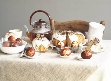 Paskalya yumurtalarını taze yaprak izleriyle boyanmış soğan kabuklarıyla boyadık. Kumaş bir arka planda. Paskalya Pazar 'ında çay içerek buluşuyoruz..