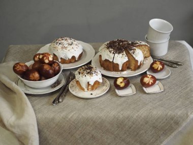Paskalya yumurtalarını taze yaprak izleriyle boyanmış soğan kabuklarıyla boyadık. Kumaş bir arka planda. Paskalya Pazar 'ında çay içerek buluşuyoruz..