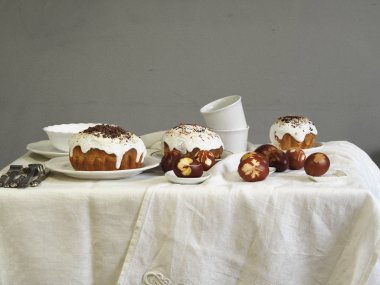 Paskalya yumurtalarını taze yaprak izleriyle boyanmış soğan kabuklarıyla boyadık. Kumaş bir arka planda. Paskalya Pazar 'ında çay içerek buluşuyoruz..