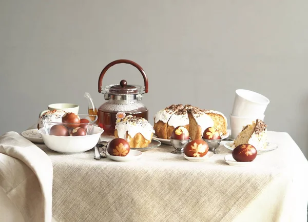 Paskalya yumurtalarını taze yaprak izleriyle boyanmış soğan kabuklarıyla boyadık. Kumaş bir arka planda. Paskalya Pazar 'ında çay içerek buluşuyoruz..