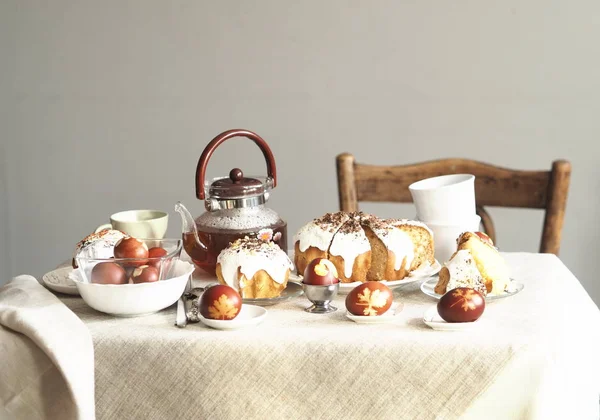 Paskalya yumurtalarını taze yaprak izleriyle boyanmış soğan kabuklarıyla boyadık. Kumaş bir arka planda. Paskalya Pazar 'ında çay içerek buluşuyoruz..