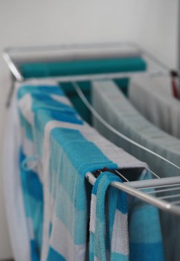 Yıkandıktan sonra evdeki kurutucunun üzerindeki kuru giysiler. Temizlik, hijyen..