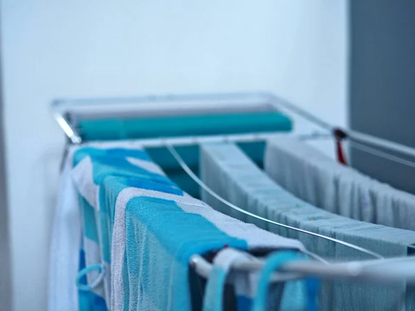 Droge kleren op de droger in het huis na het wassen. Reinheid, hygiëne. — Stockfoto