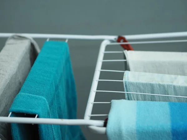 Wäsche nach dem Waschen auf dem Trockner im Haus trocknen. Sauberkeit, Hygiene. — Stockfoto