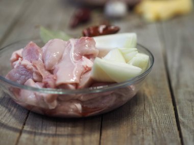 Çiğ tavşan eti. Kıymalı kıyma kıyma makinesinde eski bir masa üzerinde bükülmüş. Dilimlenmiş et torsiyon için hazır..