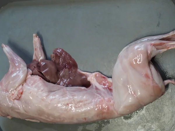 Тело сырого кролика. Домашняя кухня. Сбор мяса . — стоковое фото
