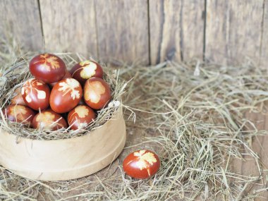 İsa dirildi. Yuvadaki kurumuş çimlerin üzerinde soğan boyalı yumurtalar. Geleneksel bahar bayramı ortodoks yemekleri. Paskalya Pazarı.