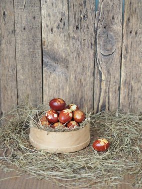 İsa dirildi. Yuvadaki kurumuş çimlerin üzerinde soğan boyalı yumurtalar. Geleneksel bahar bayramı ortodoks yemekleri. Paskalya Pazarı.