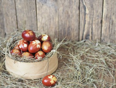 İsa dirildi. Yuvadaki kurumuş çimlerin üzerinde soğan boyalı yumurtalar. Geleneksel bahar bayramı ortodoks yemekleri. Paskalya Pazarı.