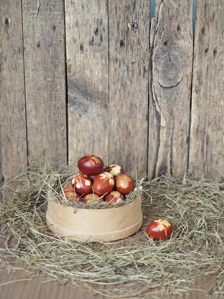 İsa dirildi. Yuvadaki kurumuş çimlerin üzerinde soğan boyalı yumurtalar. Geleneksel bahar bayramı ortodoks yemekleri. Paskalya Pazarı.