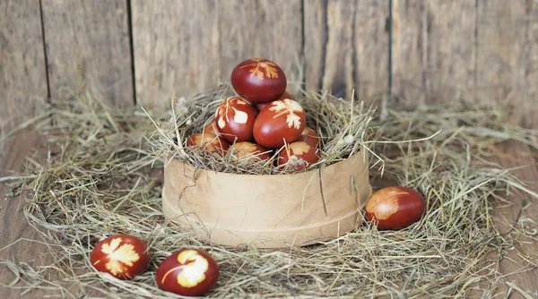 İsa dirildi. Yuvadaki kurumuş çimlerin üzerinde soğan boyalı yumurtalar. Geleneksel bahar bayramı ortodoks yemekleri. Paskalya Pazarı.