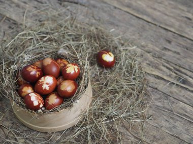 İsa dirildi. Yuvadaki kurumuş çimlerin üzerinde soğan boyalı yumurtalar. Geleneksel bahar bayramı ortodoks yemekleri. Paskalya Pazarı.