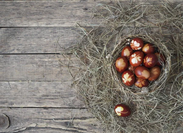 Kristus är uppstånden. Lökmålade ägg på torkat gräs i ett bo. Traditionell vårfestlig ortodox mat. Påskdagen. — Stockfoto