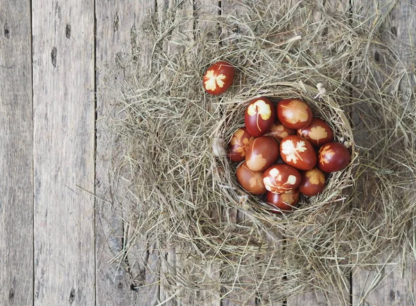 Христос воскрес. Яйця, намальовані циніоном на сушеній траві в гнізді. Традиційна весняна святкова їжа. Великодню неділю. — стокове фото