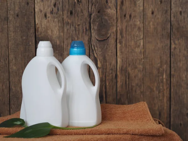 Koncepcja naturalnego mycia i detergentu z naturalnych składników na naturalnym ręczniku kąpielowym. Zielone liście symbolizują połączenie z naturą. — Zdjęcie stockowe