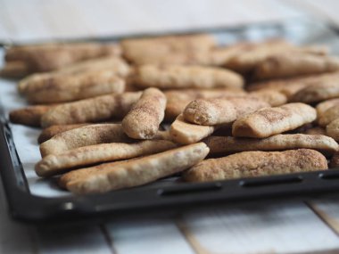 Tarçınlı ev yapımı kurabiye ve fırın için siyah bir kabın üzerinde fındık. Kurabiye pişiririz..